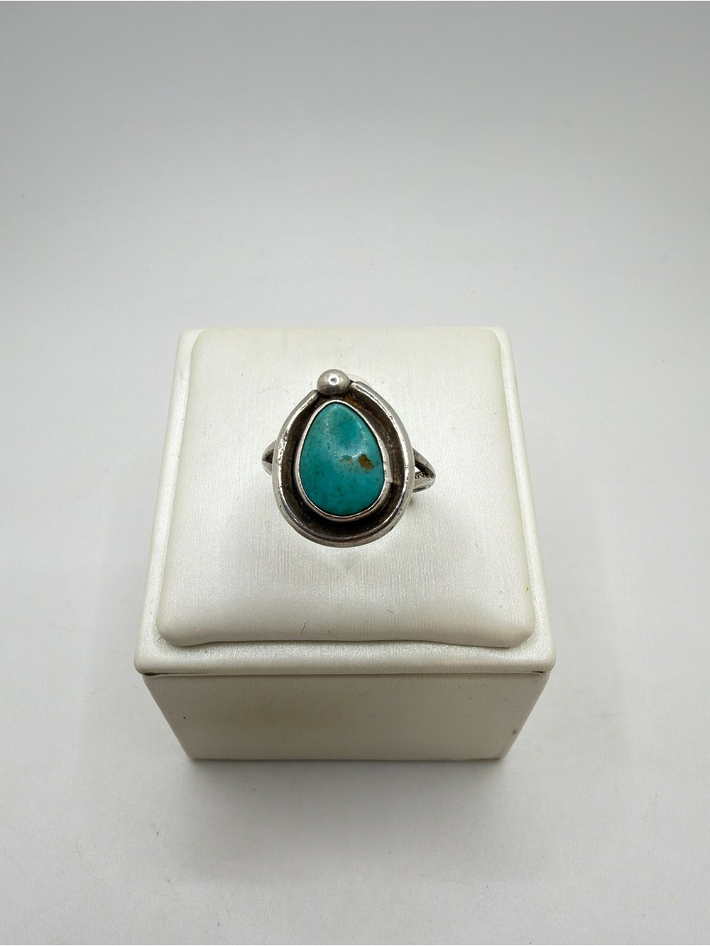 Vintage genuine pear cut Turquoise and unmarked sterling silver solitaire ring!